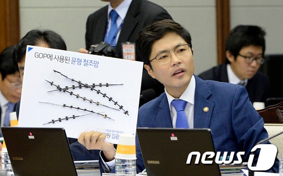 지난 14일 서울 용산구 국방부에서 열린 국정감사에서 김광진 민주당 의원이 김관진 장관에게 질의를 하고 있다. 2013.10.14/뉴스1 © News1 박지혜 기자