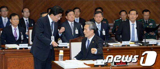 14일 오전 서울 용산구 국방부에서 열린 국정감사에서 김관진 장관이 증인선서에 앞서 한 직원과 대화를 나누고 있다. 2013.10.14/뉴스1 © News1   박지혜 기자