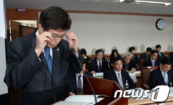이영찬 보건복지부 차관이 14일 오전 서울 종로구 계동 보건복지부에서 열린 국정감사에서 업무보고를 하는 중 안경을 고쳐쓰고 있다. © News1 양동욱 기자