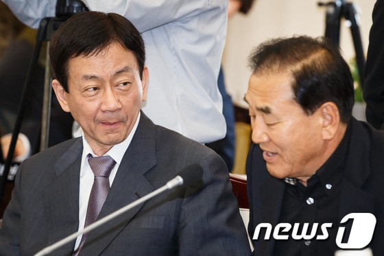 진영 새누리당 의원이 14일 서울 세종로 정부서울청사에서 열린 안전행정부에 대한 국정감사에서 이재오 의원과 대화하고 있다. 2013.10.14/뉴스1 © News1   유승관 기자