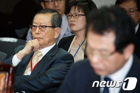 유영익 국사편찬위원회 위원장이 14일 오전 서울 세종로 정부서울청사에서 열린 교육부에 대한 국정감사에 출석해 생각에 잠겨있다. 2013.10.14/뉴스1 © News1 유승관 기자