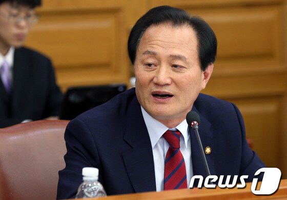 노철래 새누리당 의원이 14일 오후 서울 서초구 대법원에서 열린 국회 법사위원회의 대법원 국정감사에서 차한성 법원행정처장에게 질의를 하고 있다.  © News1 허경 기자