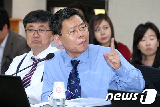 박근혜 정부 첫 국정감사가 일제히 시작된 14일 경기도 과천 정부종합청사에서 열린 국회 미래창조과학방송통신위원회의 미래창조과학부에 대한 국정감사에서 최재천 민주당 의원이 최문기 장관을 상대로 