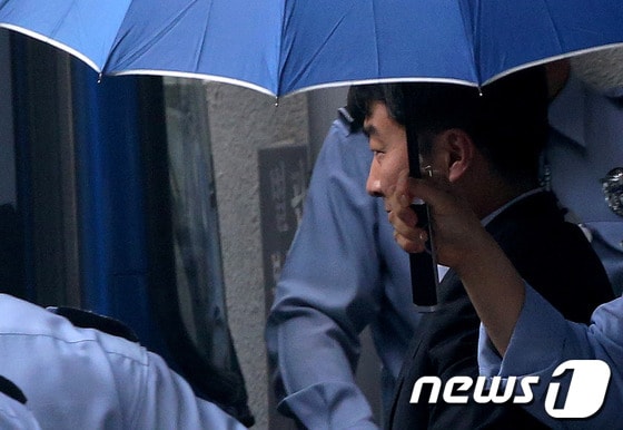 내란음모 등 혐의로 구속기소된 이석기 의원이 14일 오후 경기도 수원지방법원에서 열린 첫 공판준비기일에 출석한 후 법정을 나서고 있다. 2013.10.14/뉴스1 © News1   손형주 기자