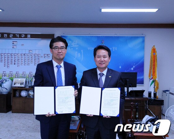 홍천군(군수 허필홍, 오른쪽)은 초대형 TV 생산기업인 ㈜스카이미디어(대표 소동수)와 14일 북방면 하화계리 공업지역내 군유지 11필지(1만6971㎡)에 대한 매매계약을 체결했다(사진제공=홍천군청).2013.10.14 © News1