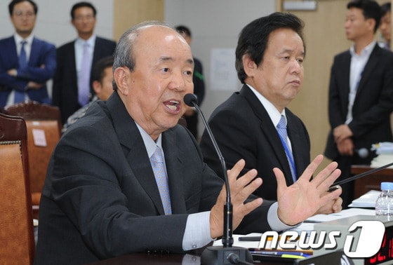 정종환 전 국토해양부 장관이 14일 오후 세종특별자치시 정부세종청사에서 열린 국토교통부 2013 국정감사에 증인으로 출석해 답변을 하고 있다. 2013.10.14/뉴스1 © News1 김용빈 기자