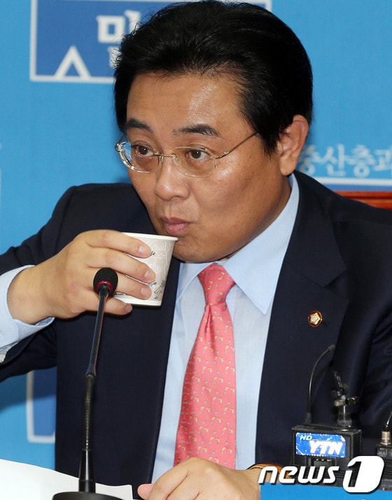 전병헌 민주당 원내대표가 15일 오전 국회에서 열린 24시 비상국회 운영본부 회의에서 목을 축이고 있다. 2013.10.15/뉴스1 © News1 허경 기자