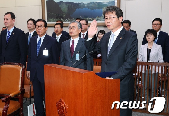 류길재 통일부장관이 15일 오전 서울 여의도 국회에서 열린 외교통일위원회의 통일부 국정감사에 출석해 증인 선서를 하고 있다. 2013.10.15/뉴스1 © News1   오대일 기자