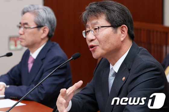 류길재 통일부장관이 15일 오전 서울 여의도 국회에서 열린 외교통일위원회의 통일부 국정감사에 출석해 의원들의 질의에 답하고 있다. 2013.10.15/뉴스1 © News1   오대일 기자