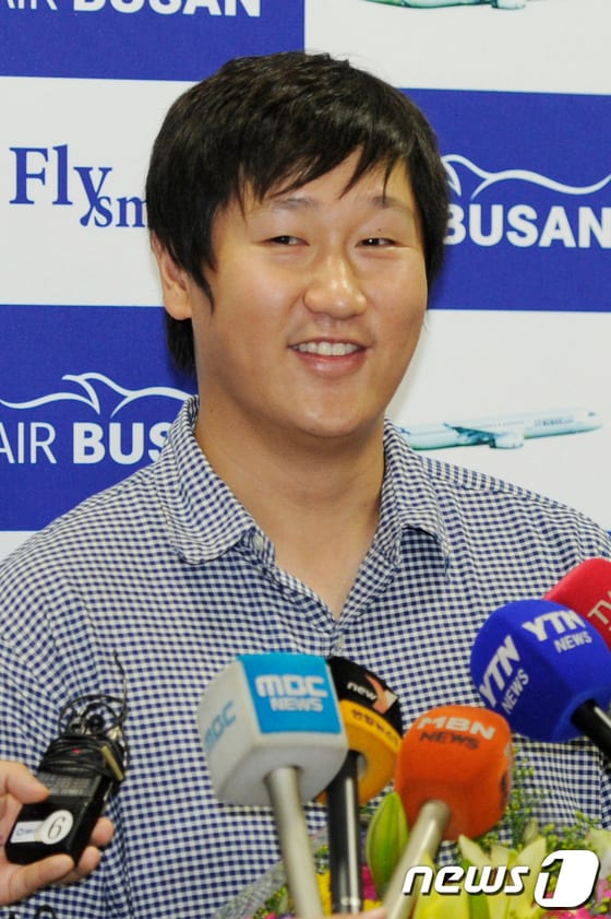 이대호 (31·오릭스 버팔로스)가 15일 오전 부산 김해국제공항에서 입국해 기자회견을 갖고 있다. © News1 전혜원 기자