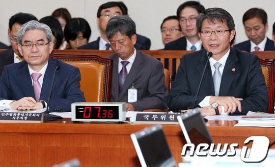 류길재 통일부장관&#40;오른쪽&#41;이 15일 오전 서울 여의도 국회에서 열린 외교통일위원회의 통일부 국정감사에 출석해 의원들의 질의에 답하고 있다. 2013.10.15/뉴스1 © News1 오대일 기자