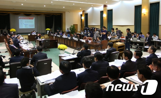 15일 서울 종로구 삼청동 감사원에서 국회 법제사법위원회의 감사원 국정감사가 열리고 있다. 2013.10.15/뉴스1 © News1 한재호 기자