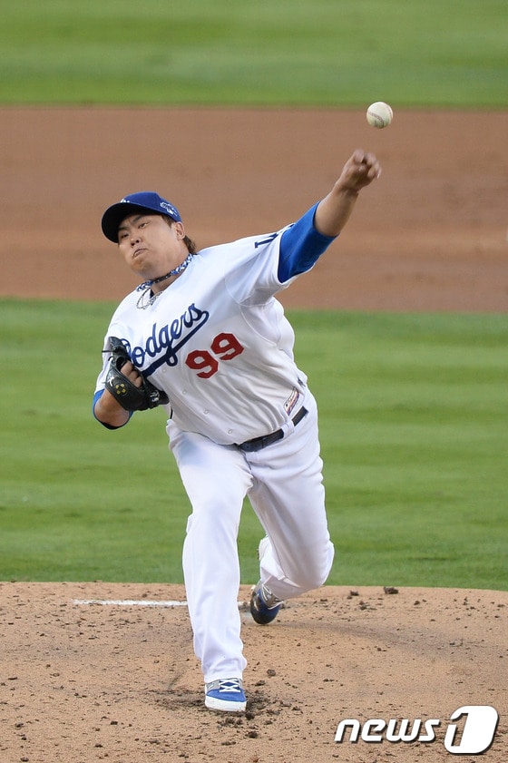 류현진&#40;26·LA 다저스&#41;이 15일&#40;한국시간&#41; 열린 2013메이저리그 내셔널리그 챔피언십시리즈 3차전 세인트루이스 카디널스와의 경기에서 역투하고 있다. © AFP=News1  