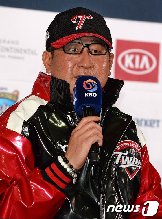 김기태 LG감독이 15일 오후 서울 송파구 잠실야구장에서 열린 '2013 한국야쿠르트 세븐 프로야구' 포스트시즌 미디어데이에서 인사말을 하고 있다.LG와 두산의 플레이오프 첫 경기는 16일 오후 6시 잠실야구장에서 열린다. 2013.10.15/뉴스1 © News1   박세연 기자
