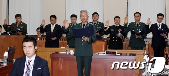 옥도경 국군사이버사령부 사령관이 15일 오후 서울 여의도 국회 국방위원회에서 열린 국군사이버사령부 국정감사에서 선서를 하고 있다. 2013.10.15/뉴스1 © News1 허경 기자