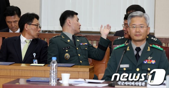 15일 오후 서울 여의도 국회 국방위원회에서 열린 국군사이버사령부 국정감사에서 사령부 관계자들이 자료를 살피고 있다. 2013.10.15/뉴스1 © News1 허경 기자