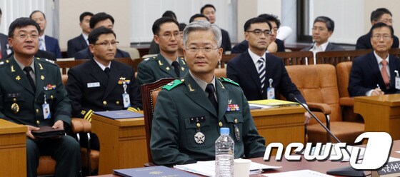 옥도경 국군사이버사령관이 15일 서울 여의도 국회에서 열린 국방위원회 국군사이버사령부 국정감사에 출석해 자리에 앉아 있다. 2013.10.15/뉴스1 © News1 송원영 기자