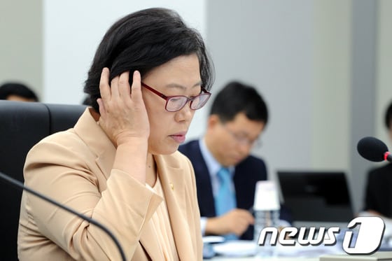 윤진숙 해양수산부 장관이 지난 15일 세종특별자치시 정부세종청사에서 열린 해양수산부 2013 국정감사에서 자료를 보고 있다. 2013.10.15/뉴스1 © News1 김용빈 기자