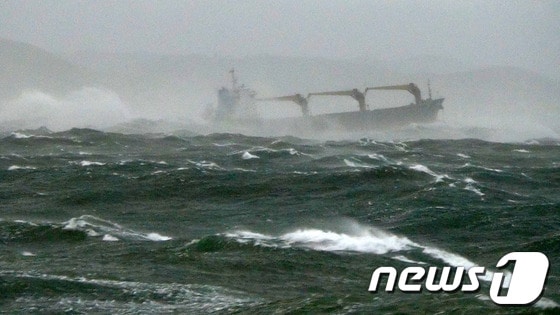 15일 오후 3시40분쯤 경북 포항 영일만 항 앞바다에 파나마 국적의 8000톤급 대형 화물선이 침몰하는 사고가 발생해 배에 타고 있던 선원 19명의 생사가 확인되지 않고 있다. 배에 탄 선원들의 생사는 6시간째 불투명한 상태이며, 기름 유출로 인한 환경오염이 우려된다.(포항해양경찰서제공)/2013.10.15/뉴스1 © News1   최창호 기자