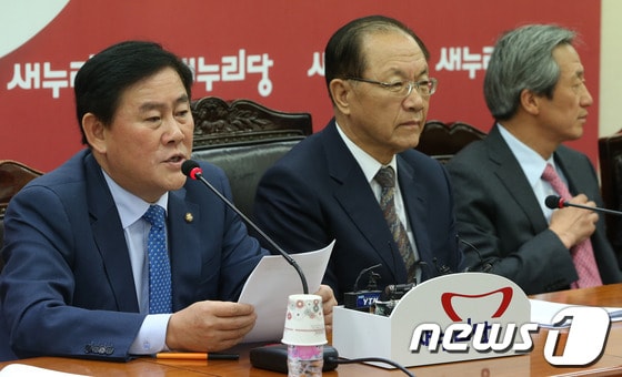 최경환 새누리당 원내대표가 16일 오전 서울 영등포구 여의도 당사에서 열린 최고중진연석회의에서 모두 발언을 하고 있다. 최 원내대표는 이날 회의에서 자신이 최근 민주당에 제안한 &#39;정쟁중단과 민생우선 공동선언&#39;과 관련해 