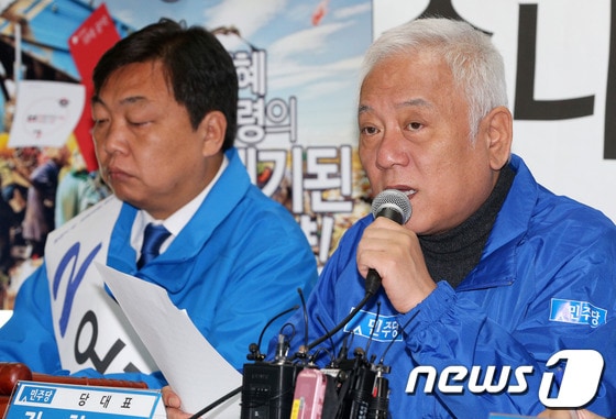 민주당 김한길 대표가 10.30 보궐선거 공식 선거운동 개시일을 하루 앞둔 16일 오전 경기도 화성시 봉담읍 오일용 후보 선거사무실에서 열린 현장 최고위원회의에서 모두발언을 하고 있다. 2013.10.16/뉴스1 © News1 오대일 기자