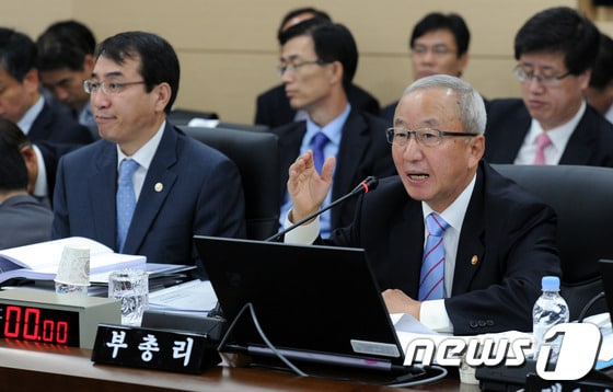 현오석 부총리가 기획재정부 2013 국정감사에서 의원들의 질문에 답하고 있다. 2013.10.16/뉴스1 © News1 김용빈 기자