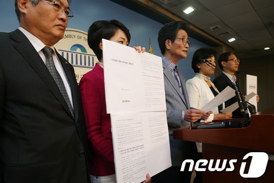 민주당 보건복지위원회 소속 이목희 간사 등 의원들이 16일 오전 서울 여의도 국회 정론관에서 보건복지부가 국정감사를 앞두고 새누리당 의원들에게 보낸 &#39;기초연금 야당 의원 발언 대응&#39; 배포 자료를 공개하고 있다. 2013.10.16/뉴스1 © News1 허경 기자