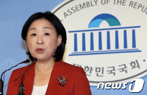 심상정 정의당 원내대표가 16일 오전 서울 여의도 국회 정론관에서 삼성그룹의 무노조 전략 문건과 관련해 기자회견을 하고 있다. 2013.10.16/뉴스1 © News1 허경 기자