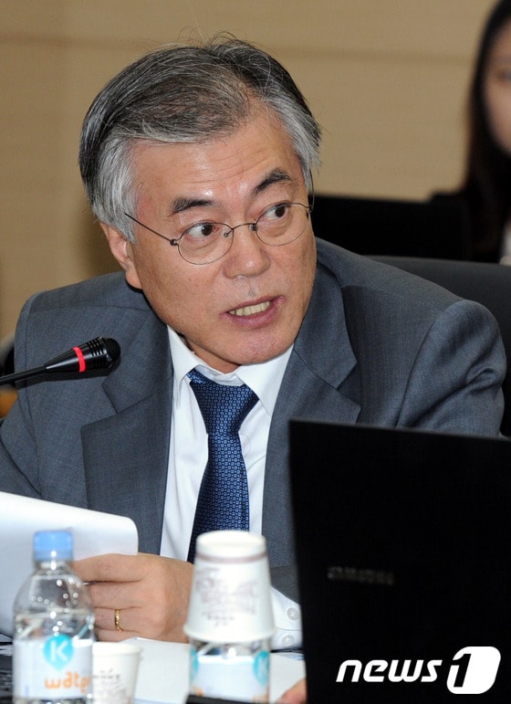 문재인 민주당 의원이 지난 16일 오후 세종특별자치시 정부세종청사에서 열린 기획재정부 2013 국정감사에서 질문을 하고 있다. 2013.10.16/뉴스1 © News1 김용빈 기자