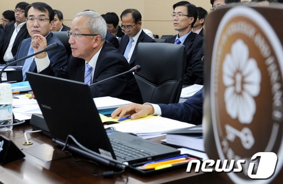 현오석 부총리가 국정감사에서 의원들의 질문에 답하고 있다. 2013.10.16/뉴스1 © News1   김용빈 기자