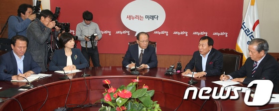 황우여 새누리당 대표가 16일 오후 서울 영등포구 여의도 새누리당사에서 한재권 개성공단기업협회 회장을 비롯한 입주기업 대표들과 면담을 하고 있다. 2013.10.16/뉴스1 © News1   송원영 기자