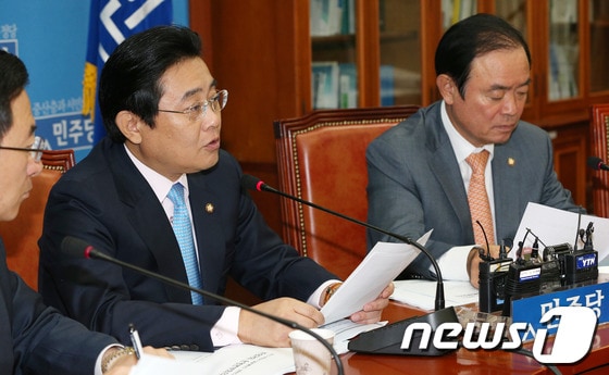 민주당 전병헌 원내대표가 17일 오전 서울 여의도 국회에서 열린 24시 비상국회 운영본부 회의에서 모두발언을 하고 있다. 전 원내대표는 이 자리에서 