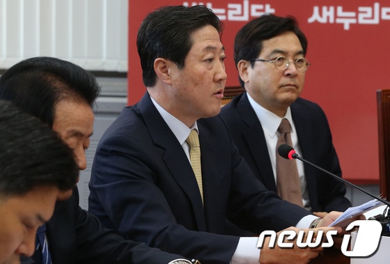 유기준 새누리당 최고위원이 17일 오전 서울 여의도 국회에서 열린 최고위원회의에서 발언을 하고 있다. 2013.10.17/뉴스1 © News1 송원영 기자