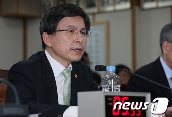 황교안 법무부 장관이 17일 오전 경기도 과천 정부종합청사에서 열린 국회 법제사법위원회의 법무부 국정감사에서 의원들의 질의에 답변하고 있다. 2013.10.17/뉴스1 © News1   허경 기자