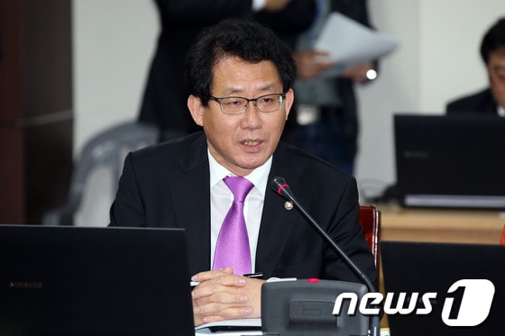 민주당 유기홍 의원이 17일 서울 종로구 세종로 국립고궁박물관에서 열린 국회 교육문화체육관광위원회의 문화재청, 한국관광공사, 그랜드코리아레저, 사행산업통합감독위원회를 비롯한 피감기관 국정감사에서 발언하고 있다. 2013.10.17/뉴스1 © News1 한재호 기자