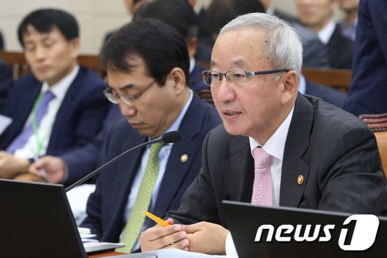 현오석 경제부총리 겸 기획재정부 장관이 17일 서울 여의도 국회에서 열린 기획재정부 국정감사에서 의원들의 질의에 답변하고 있다. 2013.10.17/뉴스1 © News1 송원영 기자