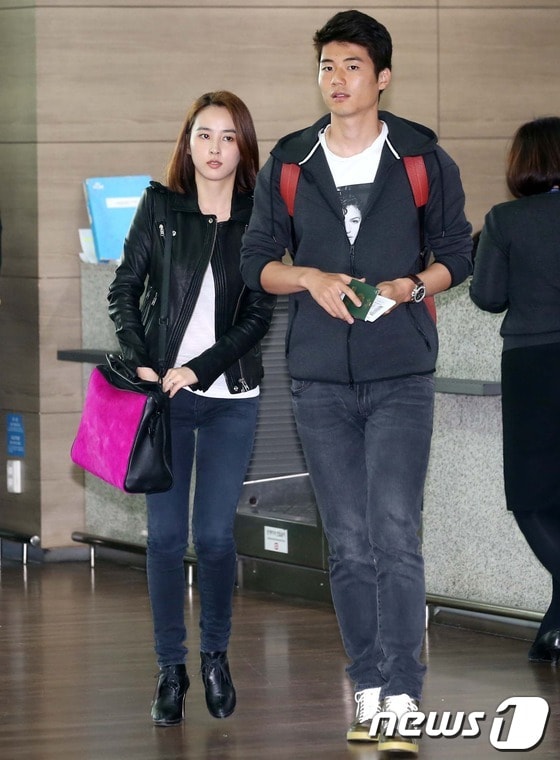 배우 한혜진 축구선수 기성용 부부가 17일 오후 인천국제공항을 통해 암스테르담으로 출국하고 있다. 2013.10.17 스타뉴스/뉴스1  © News1   (서울=뉴스1)