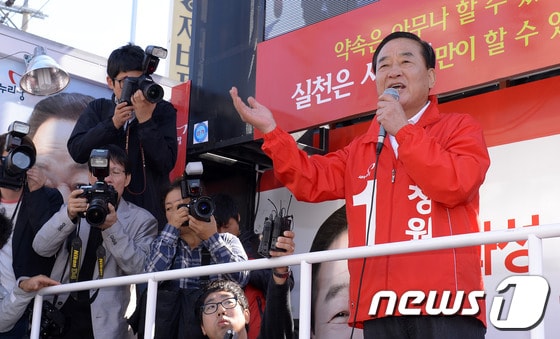 7선에 도전하는 경기 화성갑 새누리당 서청원 후보가 10.30 재보선 공식 선거 운동이 시작된 17일 경기도 화성시 송강면 사강농협 앞에서 시민들을 향해 지지를 호소하고 있다. 2013.10.17/뉴스1 © News1 이동원 기자
