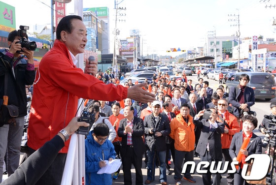 7선에 도전하는 경기 화성갑 새누리당 서청원 후보가 10.30 재보선 공식 선거 운동이 시작했던 지난 17일 경기도 화성시 송강면 사강농협 앞에서 시민들을 향해 지지를 호소하고 있다. © News1 