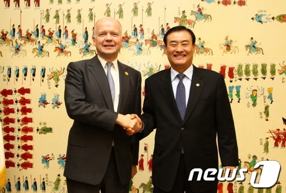 강창희 국회의장이 17일 방한 중인 윌리엄 헤이그 영국 외교장관과 만나 악수를 나누고 있다.(국회 대변인실 제공) © News1