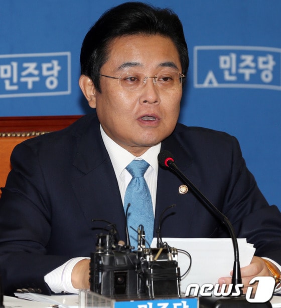 전병헌 민주당 원내대표가 18일 오전 서울 여의도 국회에서 열린 최고위원회의에서 모두발언을 하고 있다. 2013.10.18/뉴스1 © News1 허경 기자