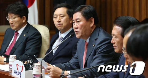 최경환 새누리당 원내대표가 18일 오전 서울 여의도 국회에서 열린 국정감사대책회의에서 모두 발언을 하고 있다. 최 원내대표는 이날 회의에서 원전 불량 부품 사태와 관련, 