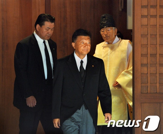 18일 오전 야스쿠니 신사에 참배한 신도 요시타카 일본 총무상.©AFP=News1 