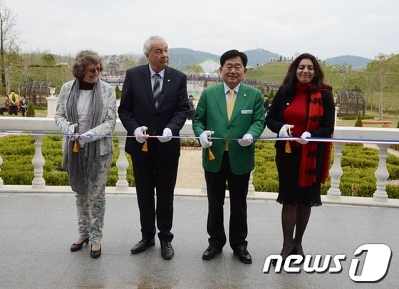 4월20일 개막식에 참석한 파드릭 랭베르 낭트시장 일행과 조충훈 순천시장이 프랑스정원 테이프컷팅을 하고있다.© News1서순규기자 