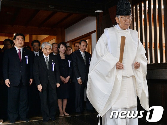 18일 오전 도쿄 지요다구에 위치한 야스쿠니 신사에 초당파 의원 연맹 '다함께 야스쿠니 신사에 참배하는 국회의원 모임'소속 의원 159명이 집단으로 참배하고 있다. © News1