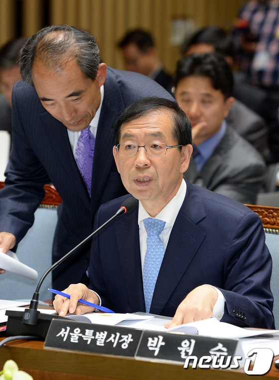 18일 오전 서울시청에서 열린 국회 국토교통위원회의 서울시 국정감사에서 박원순 서울시장이 의원들 질의에 답변을 하고 있다. 2013.10.18/뉴스1 © News1 박세연 기자