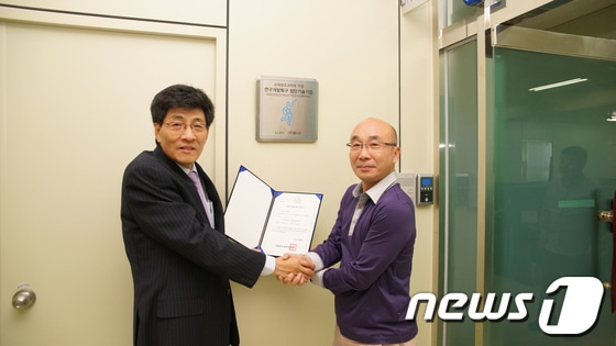 왼쪽부터 광주연구개발특구본부 배정찬 본부장, (주)엘디스 조호성 대표./사진제공=연구개발특구 광주본부© News1 