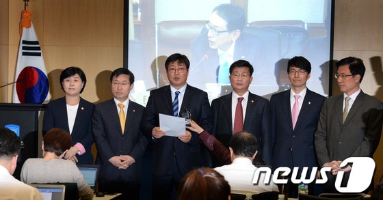 국회 법제사법위원회 소속 야당 의원들이 18일 오후 서울 종로구 재동 헌법재판소 기자실에서 국정원 대선·선거개입 의혹 특별수사팀장인 윤석열 여주지청장이 수사팀에서 배제된 것과 관련 긴급 기자회견을 갖고 있다.의원들은 이자리에서 