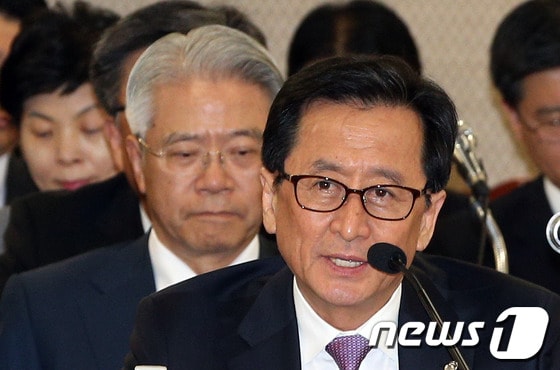 최수현 금융감독원장이 18일 오후 서울 여의도 금융감독원에서 열린 국회 정무위원회의 금감원 국정감사에서 의원들의 질의에 답변하고 있다. 뒤로는 현재현 동양그룹 회장이 출석해 있다. 2013.10.18/뉴스1 © News1   허경 기자