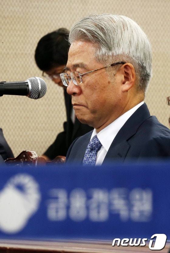 현재현 동양그룹 회장이 18일 오후 서울 여의도 금융감독원에서 열린 국회 정무위원회의 금감원 국정감사에 증인으로 출석해 의원들의 질의를 들으며 생각에 잠겨 있다. 2013.10.18/뉴스1 © News1   허경 기자